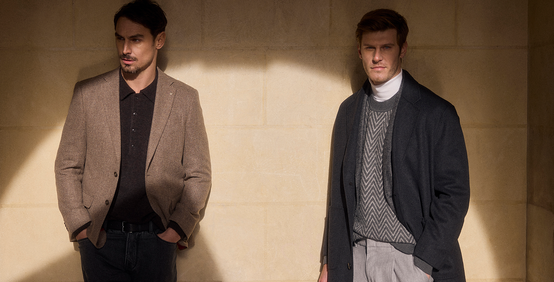 Zwei Herren in legeren Looks mit Sakkos