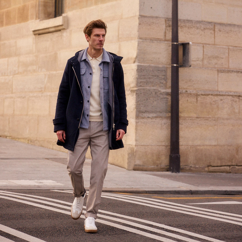 Moderner Business Look Mann in Anzughose, Polo, Overshirt und Parka