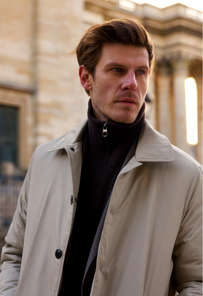 Moderne Herrenmode Portrait Mann mit hellem Mantel und Troyer