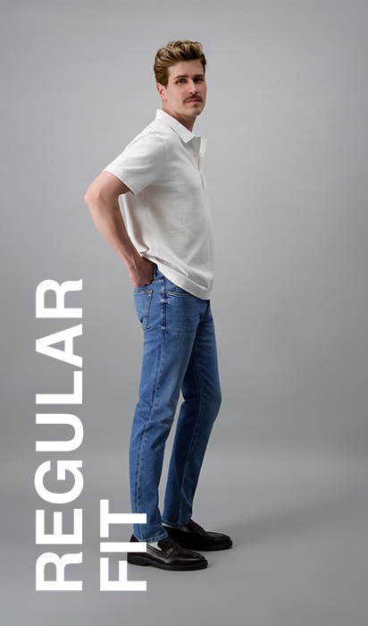 Regular Fit Studioaufnahme von Mann in Jeans Regular Fit
