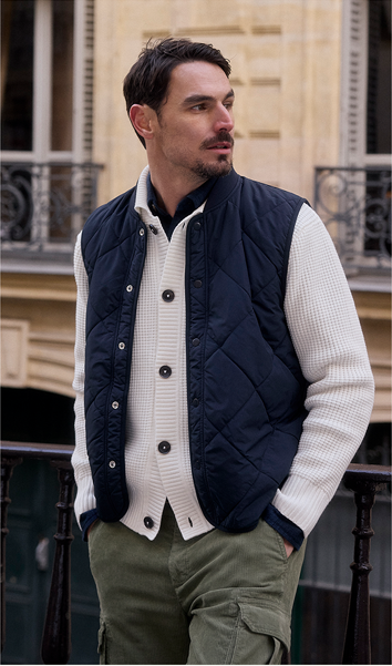 Aktuelle Strickmode Mann mit Weißer Strickjacke zum knöpfen in Waffelstruktur