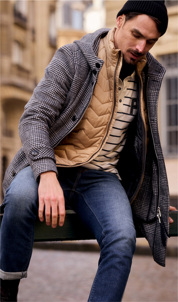 Jeans Mann in modernem Freizeitlook mit Jeans