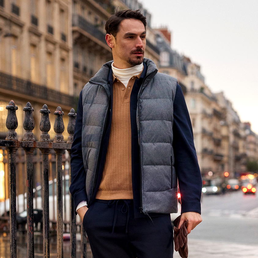 Klassische Hosen Mann in den Straßen Paris im Freizeitlook