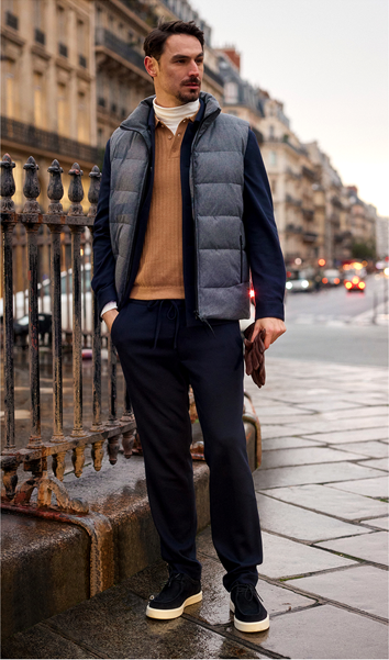 Klassische Hosen Mann in den Straßen Paris im Freizeitlook