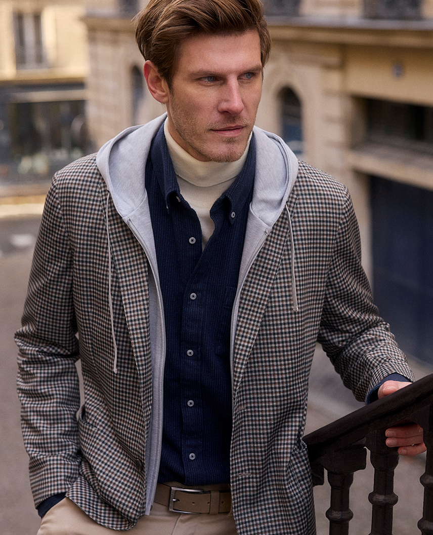 Close Up: Mann geht die Treppe hoch