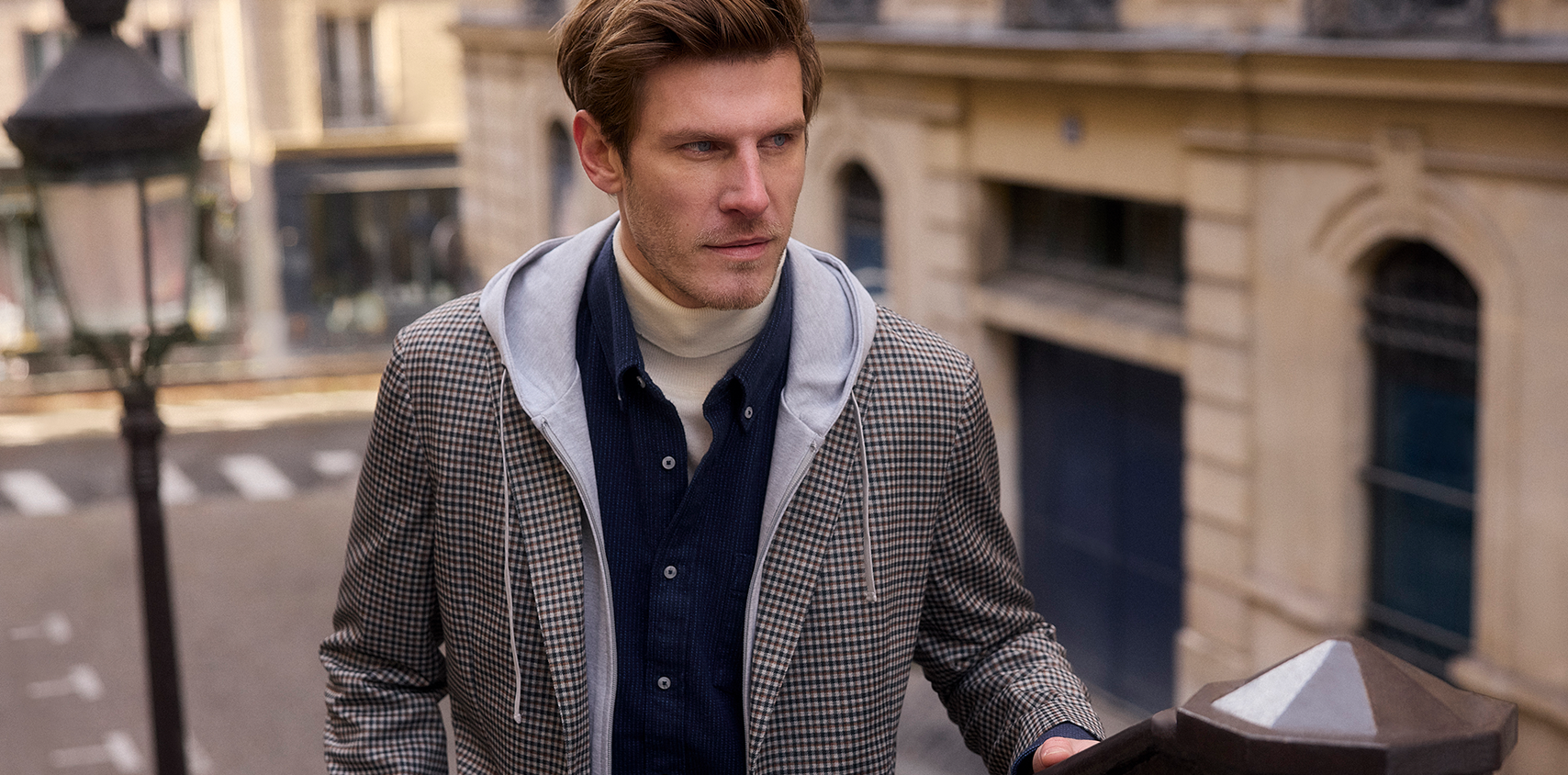 Close Up: Mann geht die Treppe hoch