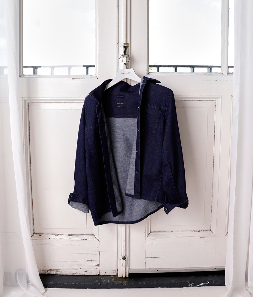 Dunkelblaues Jeans Hemd