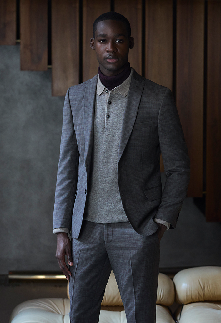 Business Style Mann in hellgrau karierten Business Anzug