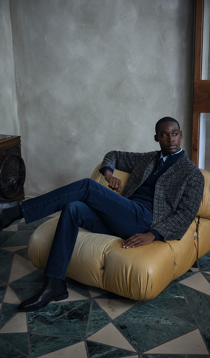Mann in dunkelblauer Jeans
