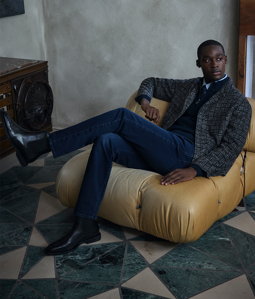 Mann in dunkelblauer Jeans
