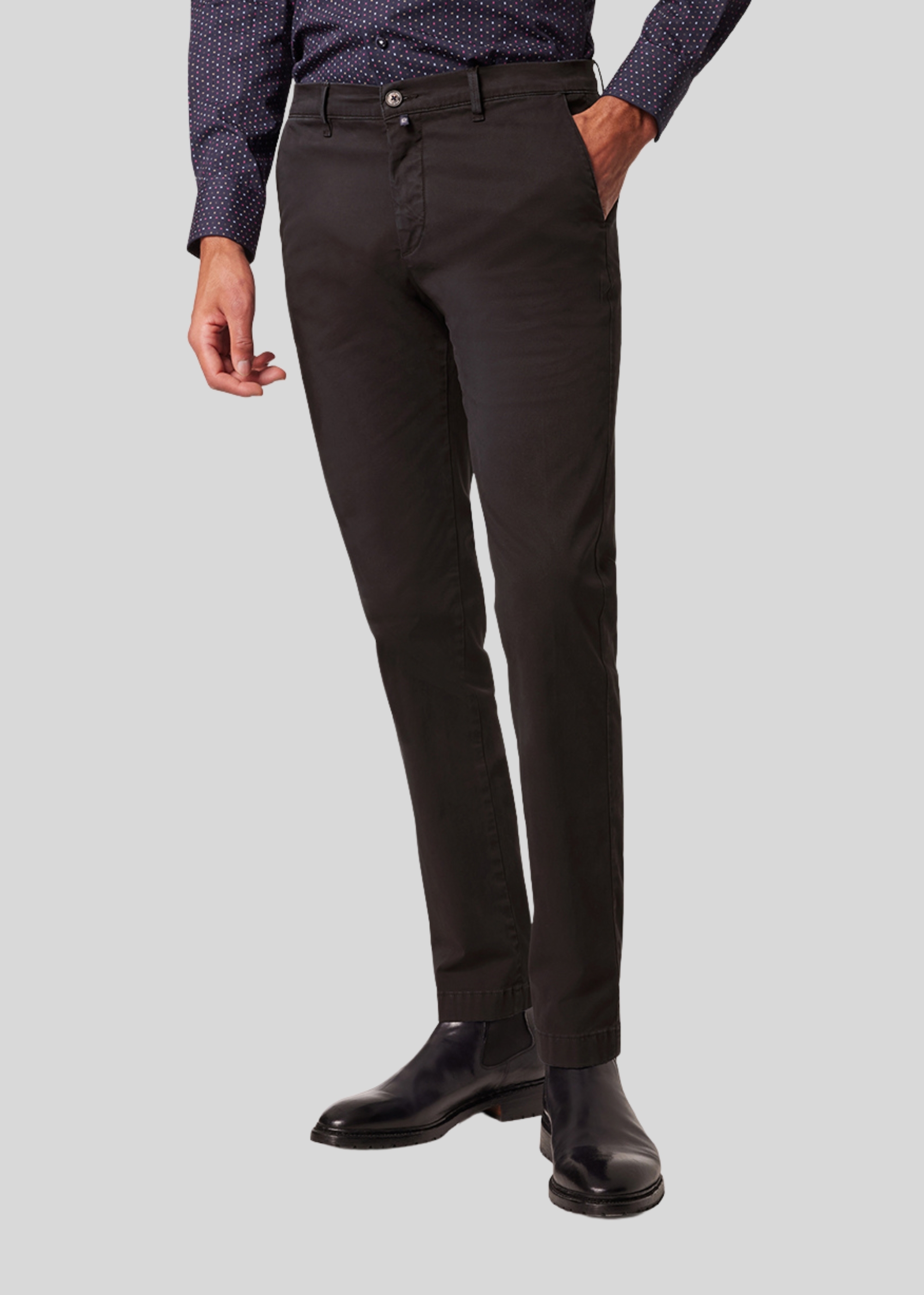 Chino Tapered Fit, Schwarz Frontansicht