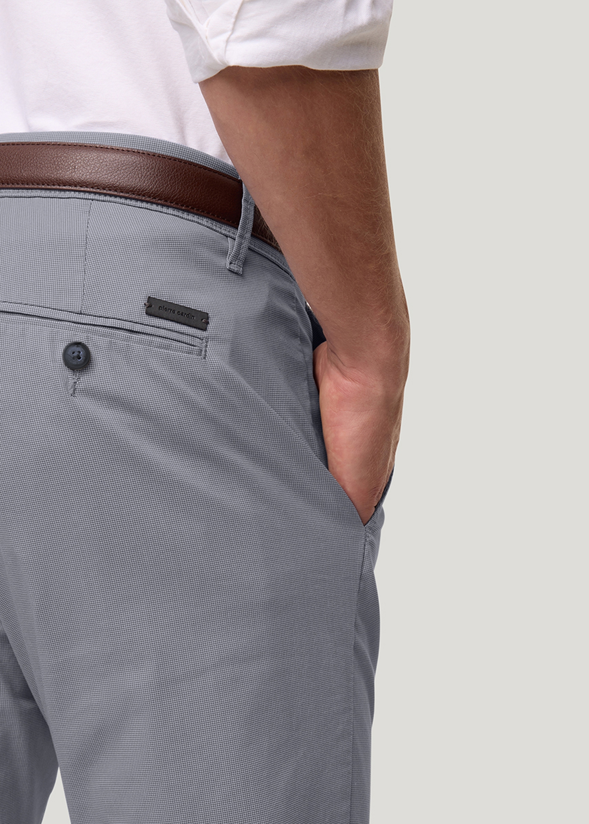 Hose Calais mit Dornschlaufe, Quiet Gray Rückansicht