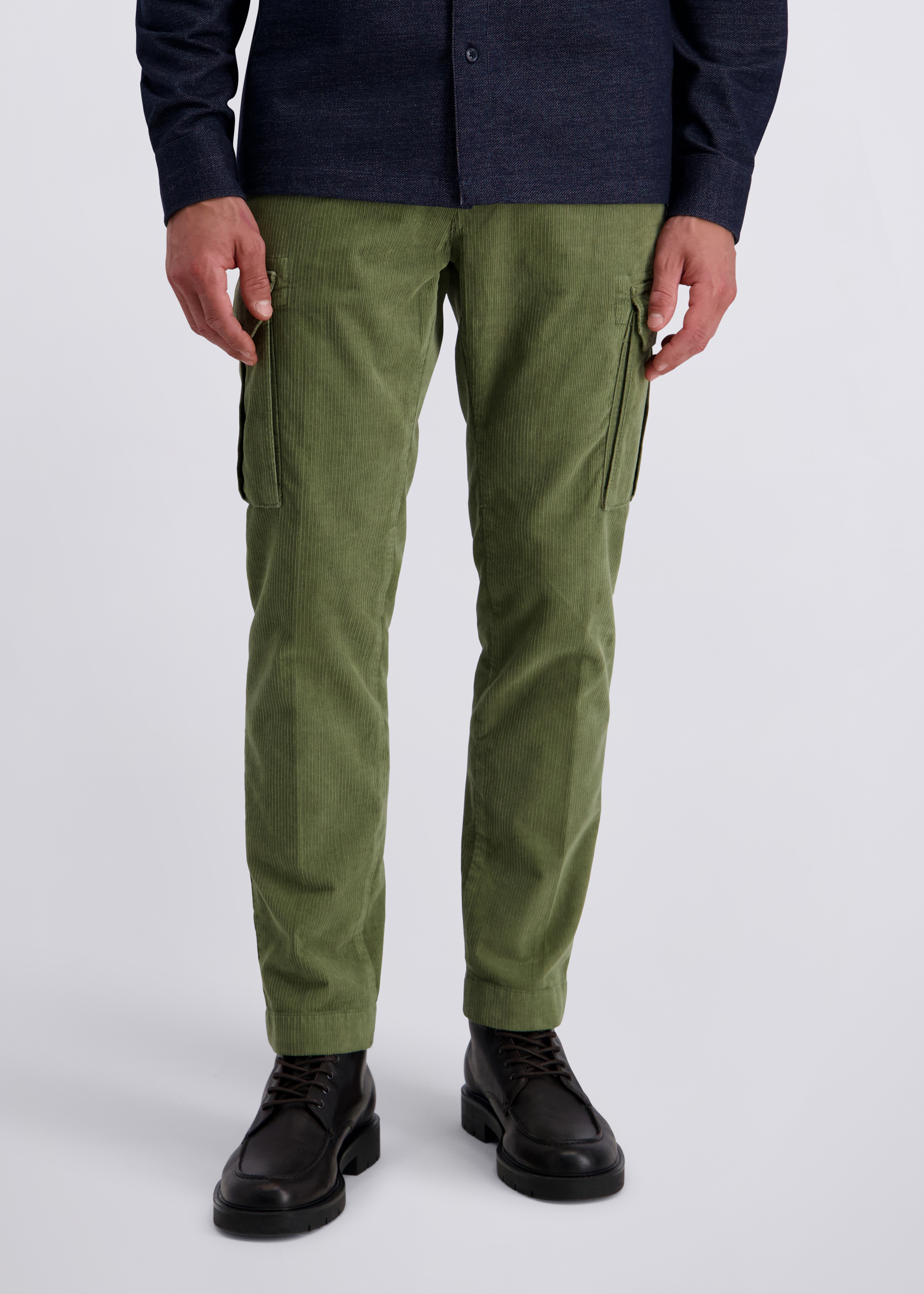 Cean Cord-Cargohose mit modernen Details, Dusty Olive Frontansicht