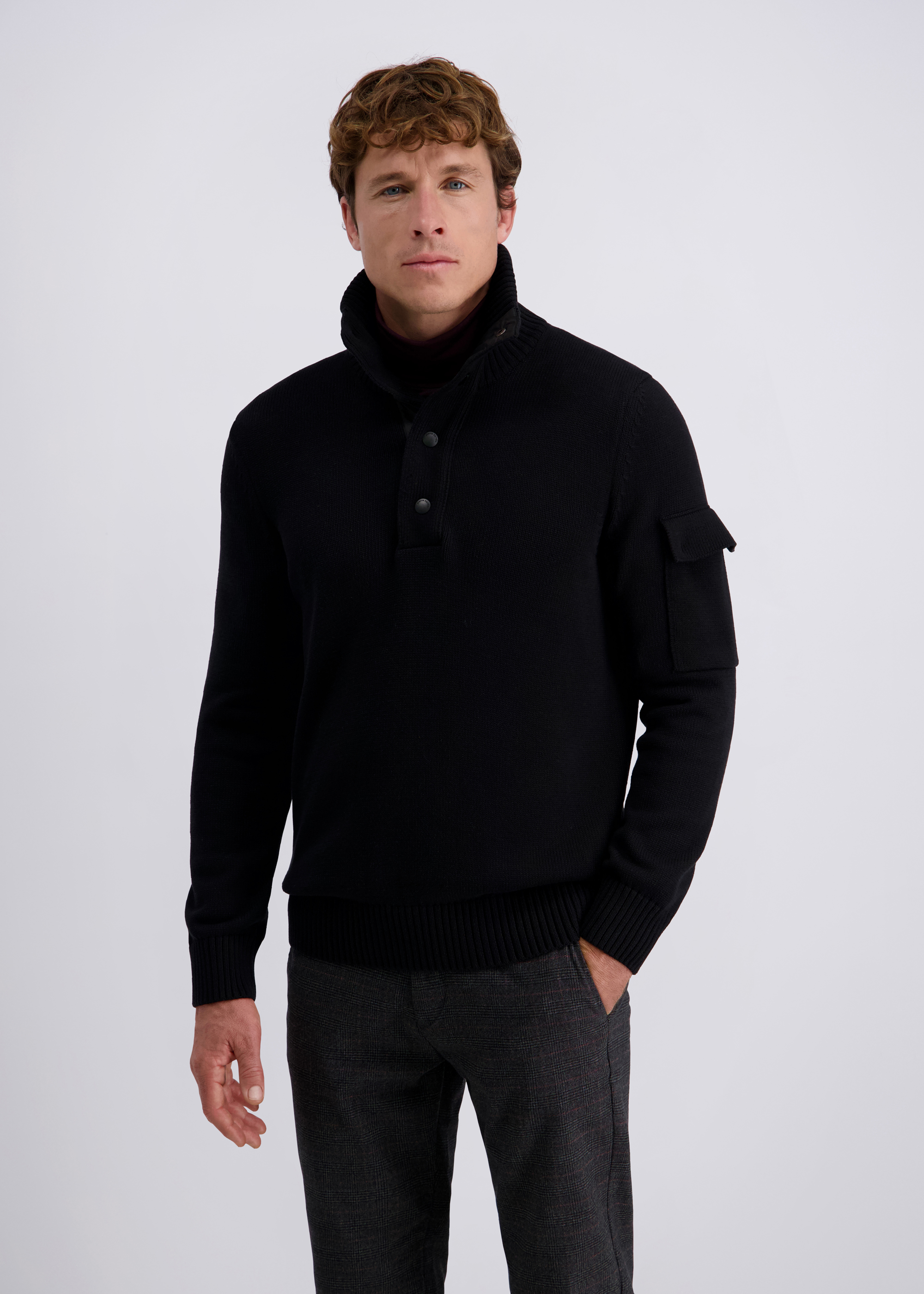 Klassischer Pullover mit hohem Stehkragen, Schwarz Frontansicht