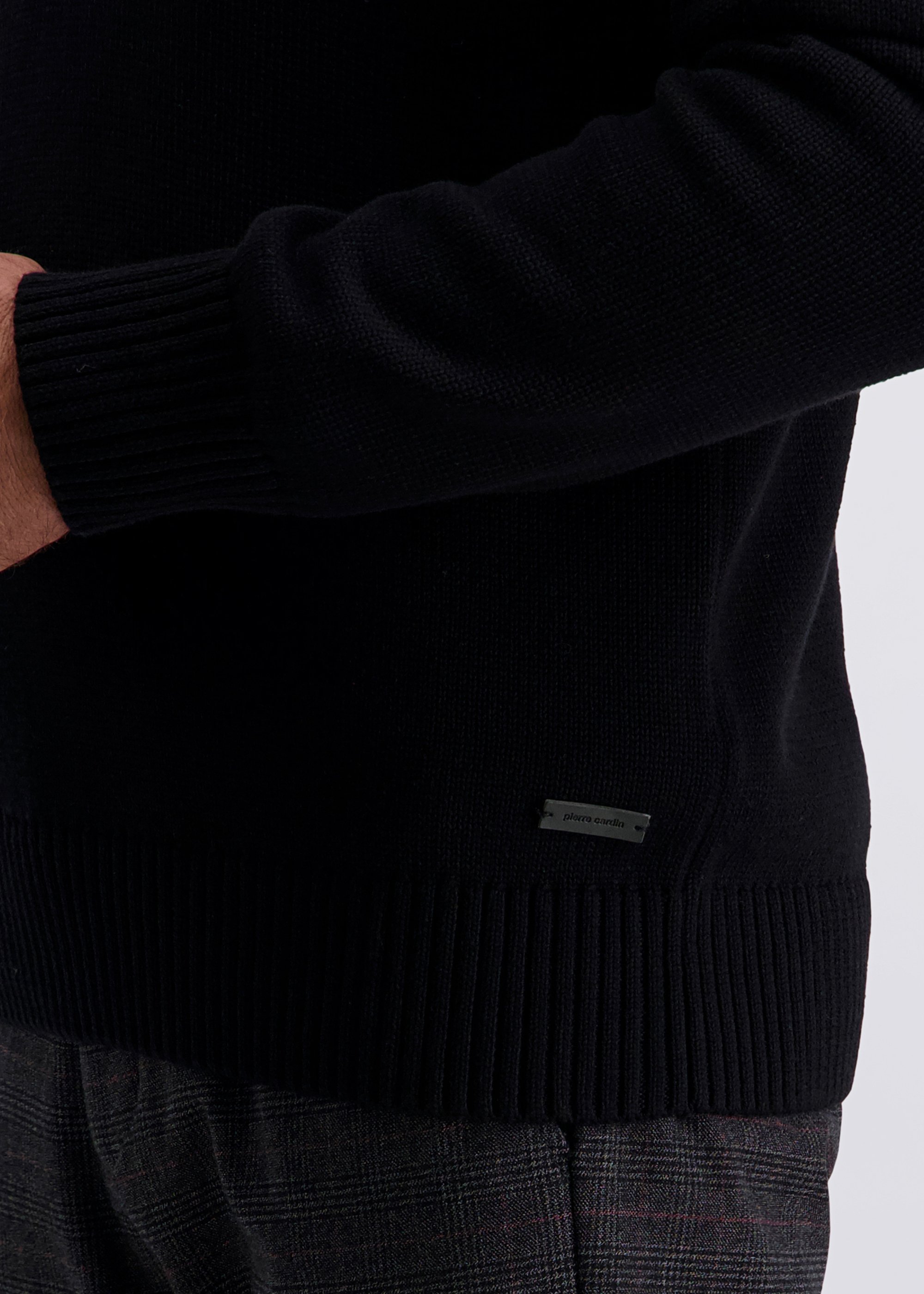 Klassischer Pullover mit hohem Stehkragen, Schwarz Detailansicht 2