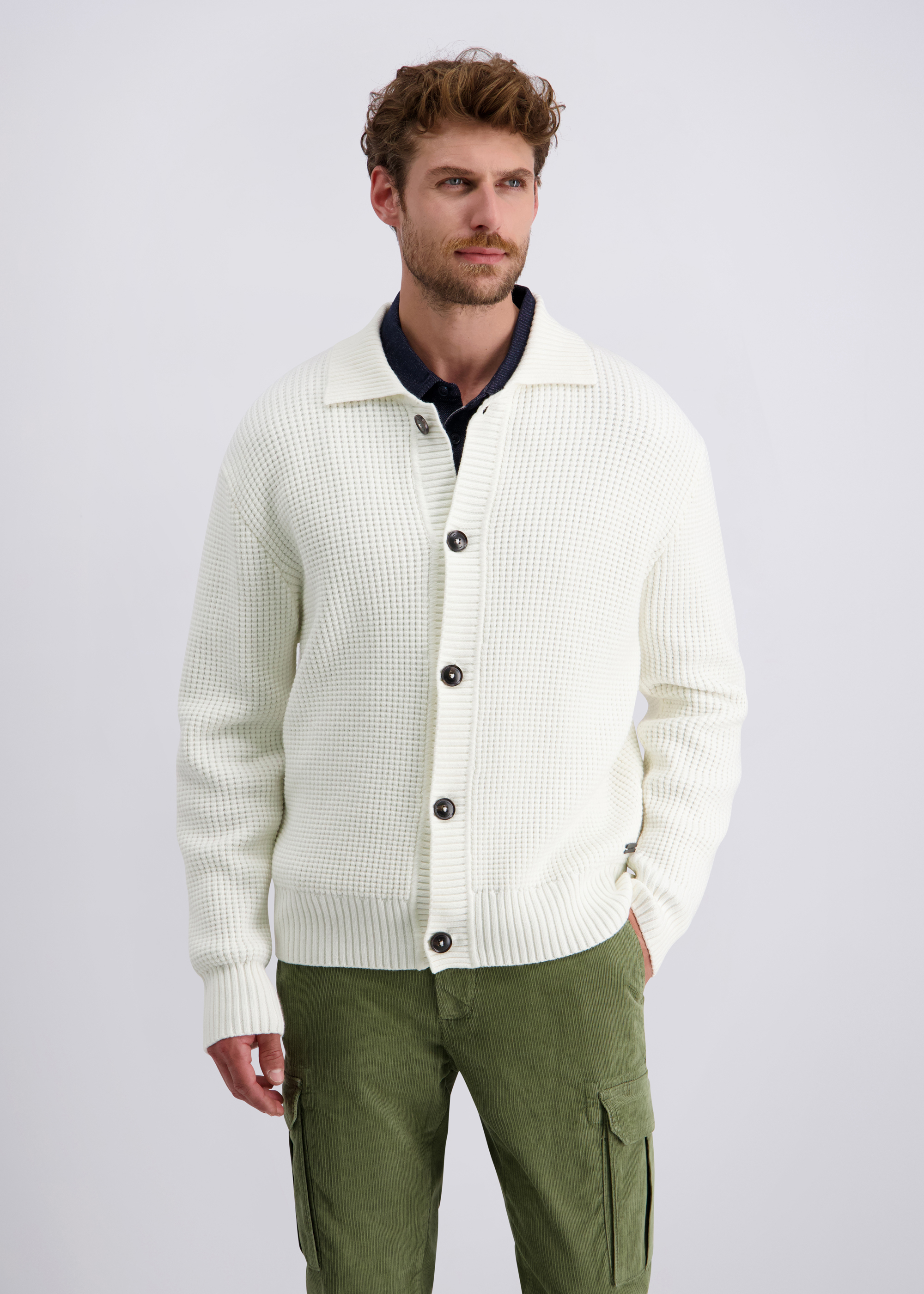 Trendige  Strickjacke mit Polo-Kragen, Elfenbein Frontansicht