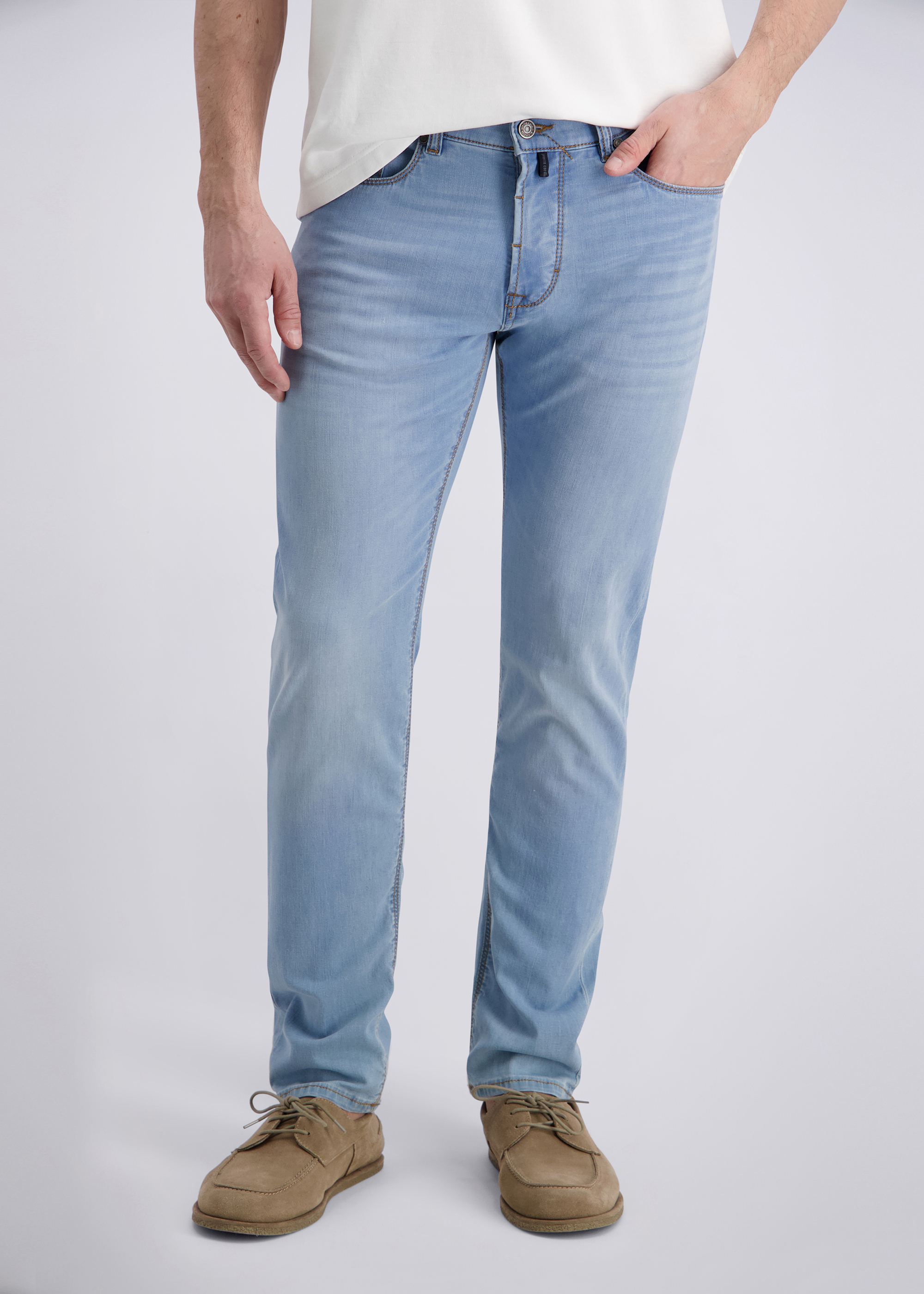 Hose im Tapered Fit, sky blue used buffies Frontansicht