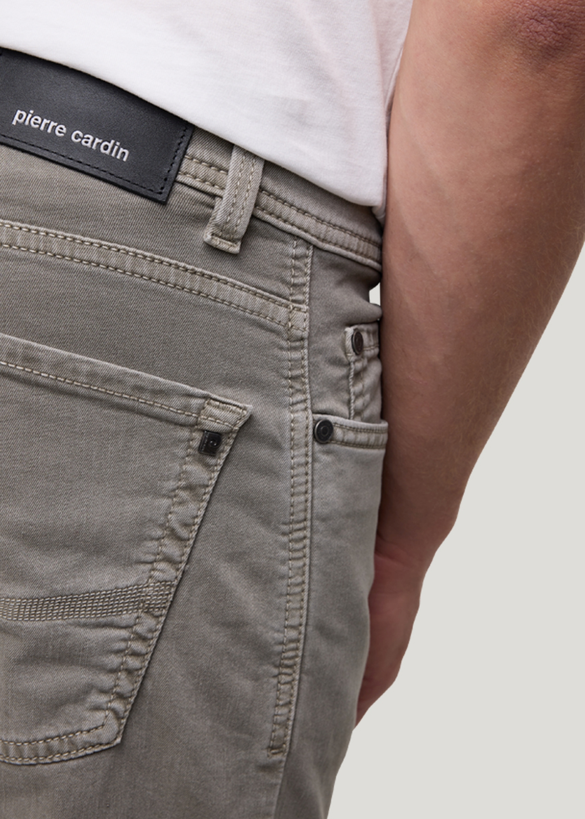 Jeans Lyon mit Dornschlaufe zum Fixieren der Gürtelschnalle, Quiet Green Rückansicht