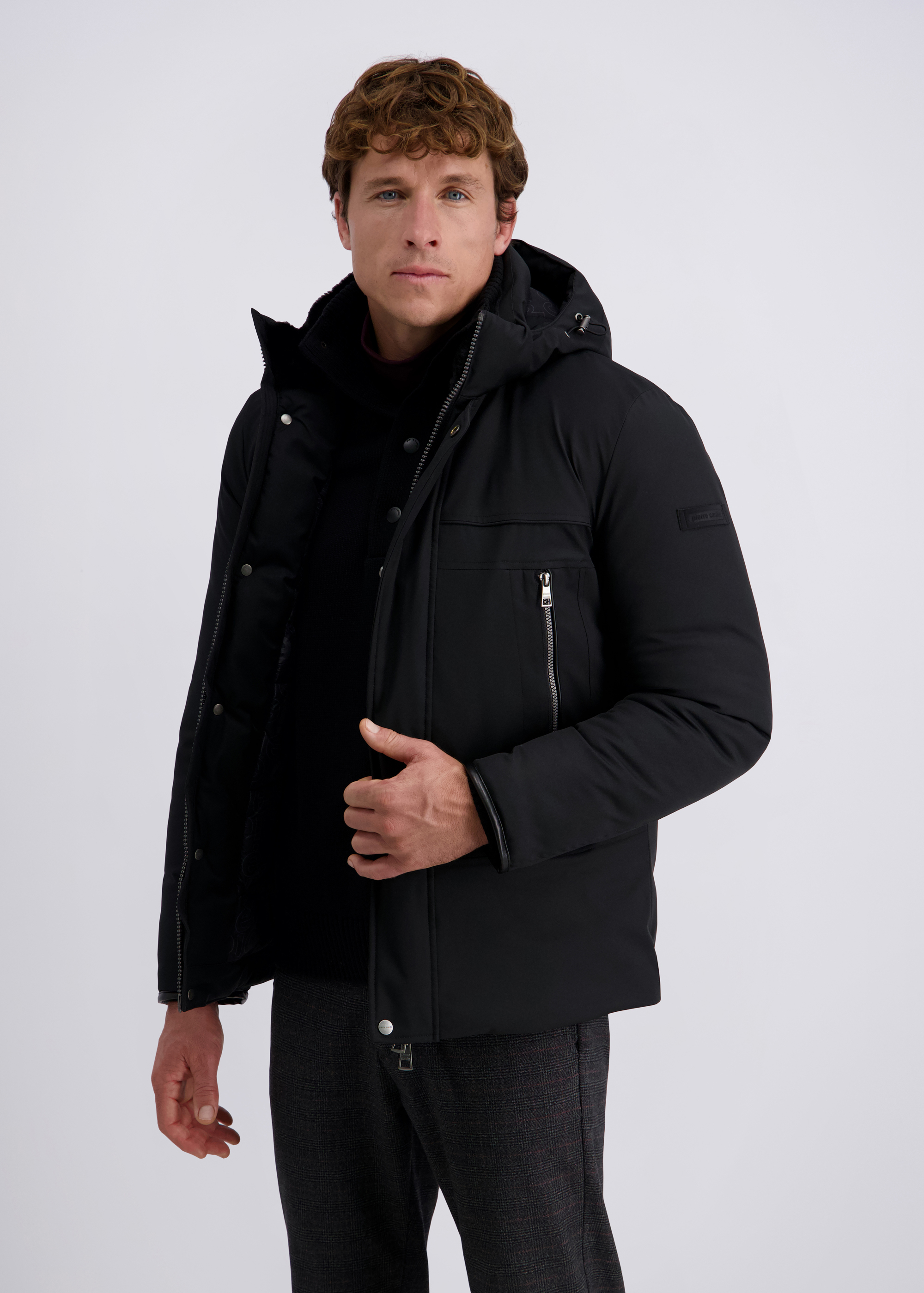 Sportliche Winterjacke mit Kapuze, Schwarz Frontansicht