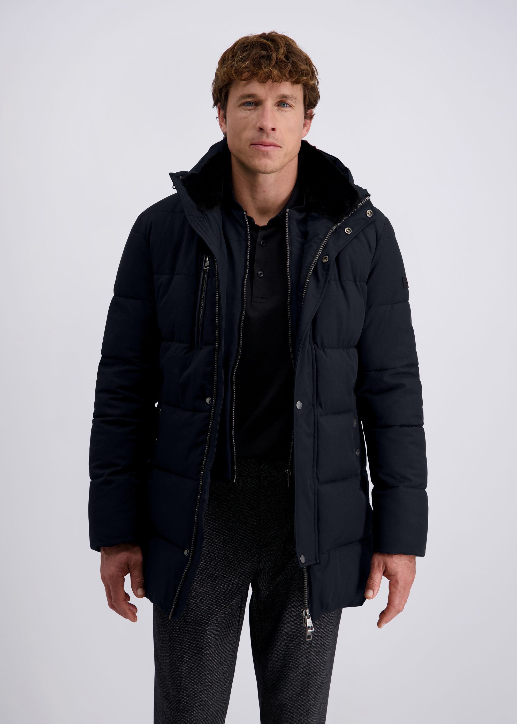 Moderne Winterjacke mit Kapuze, Salute Frontansicht