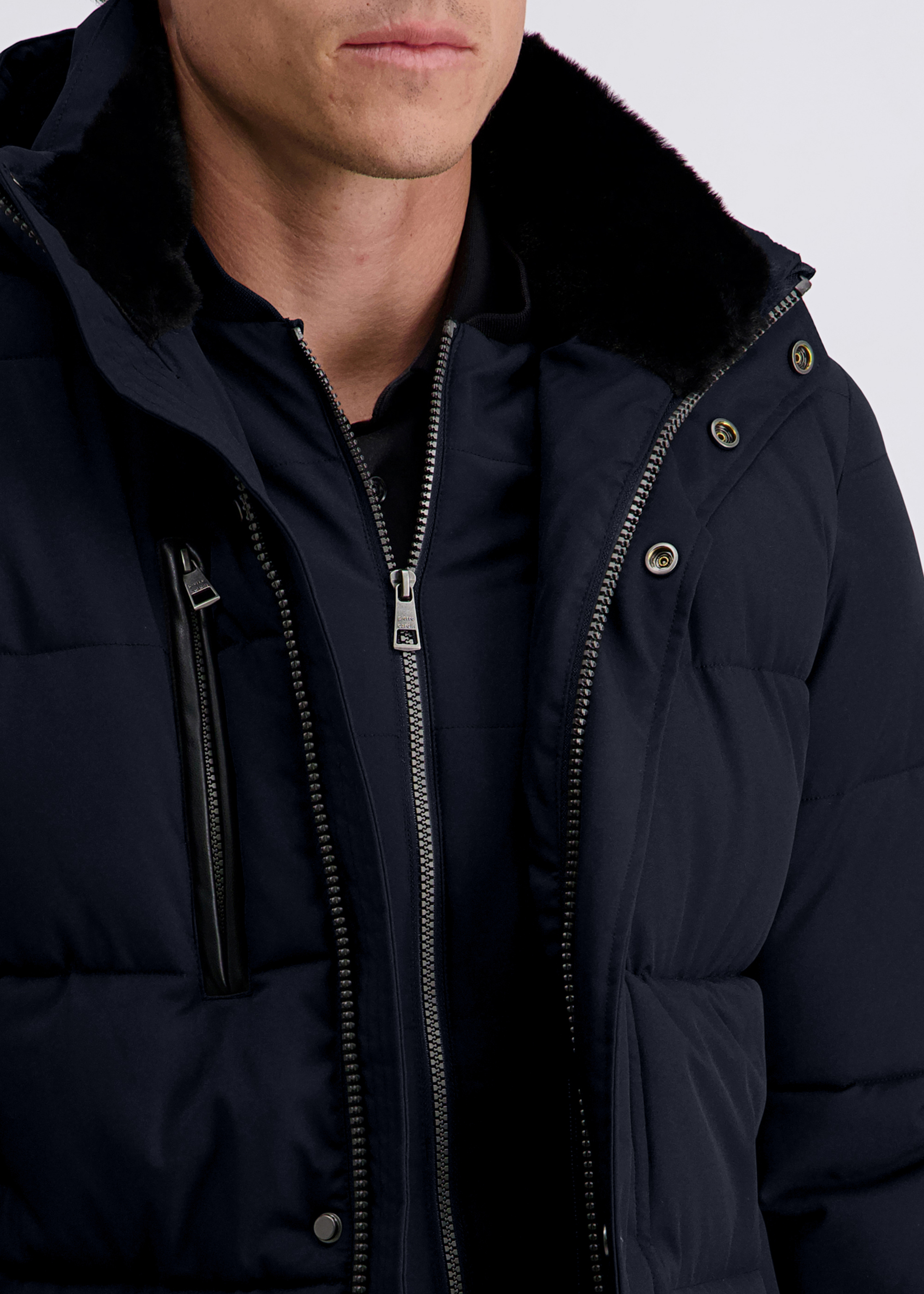 Moderne Winterjacke mit Kapuze, Salute Detailansicht 2