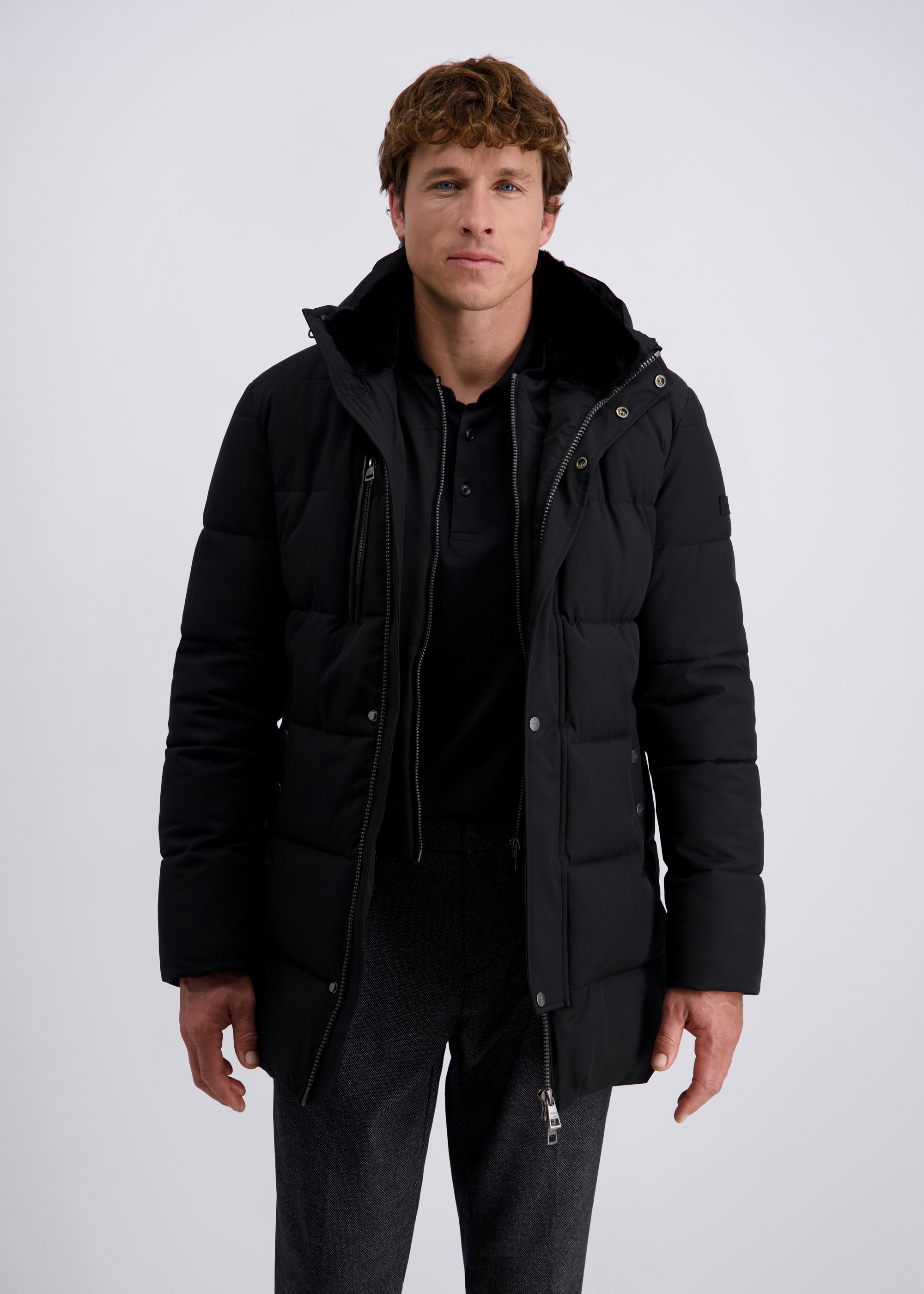 Moderne Winterjacke mit Kapuze, Schwarz Frontansicht