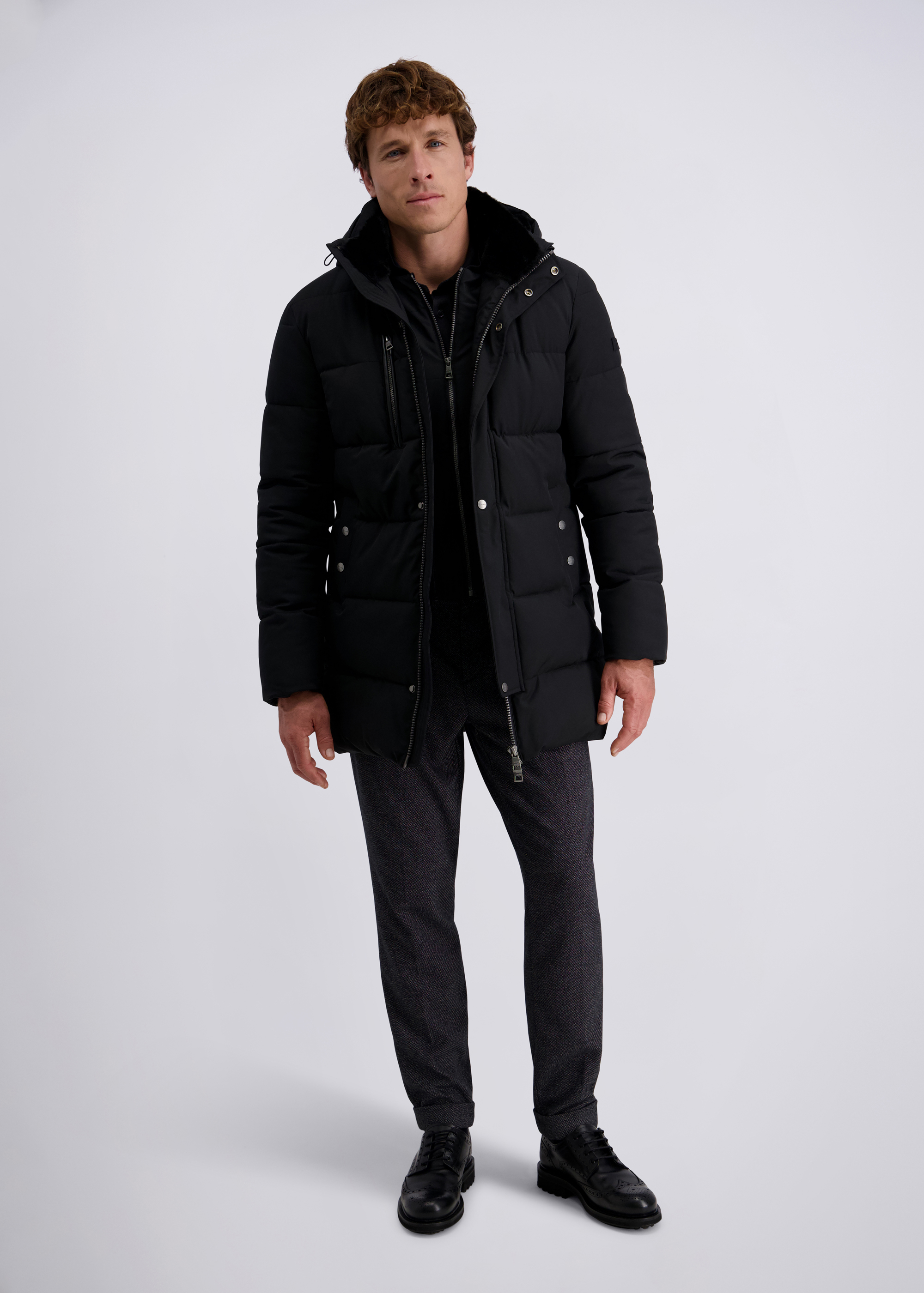 Moderne Winterjacke mit Kapuze, Schwarz Rückansicht