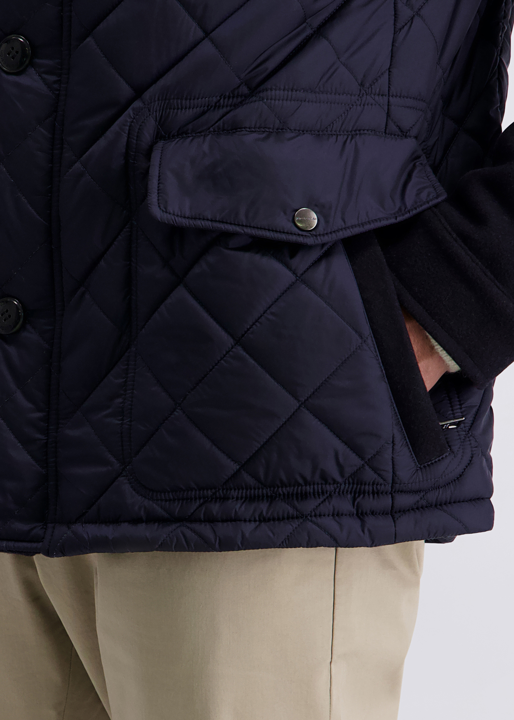 Steppjacke mit Reißverschluss und Knöpfen, Salute Detailansicht 2